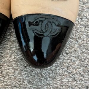 Chic Black and Tan Flats